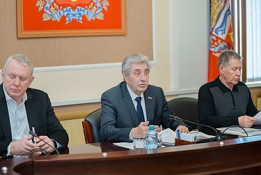 Депутаты готовятся к заседанию Законодательного Собрания